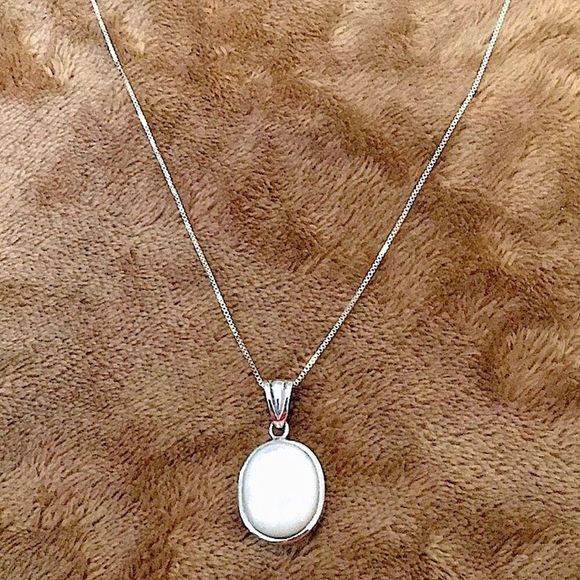VINTAGE Mother of Pearl and Sterling Silver Necklace - Picture 2 of 11